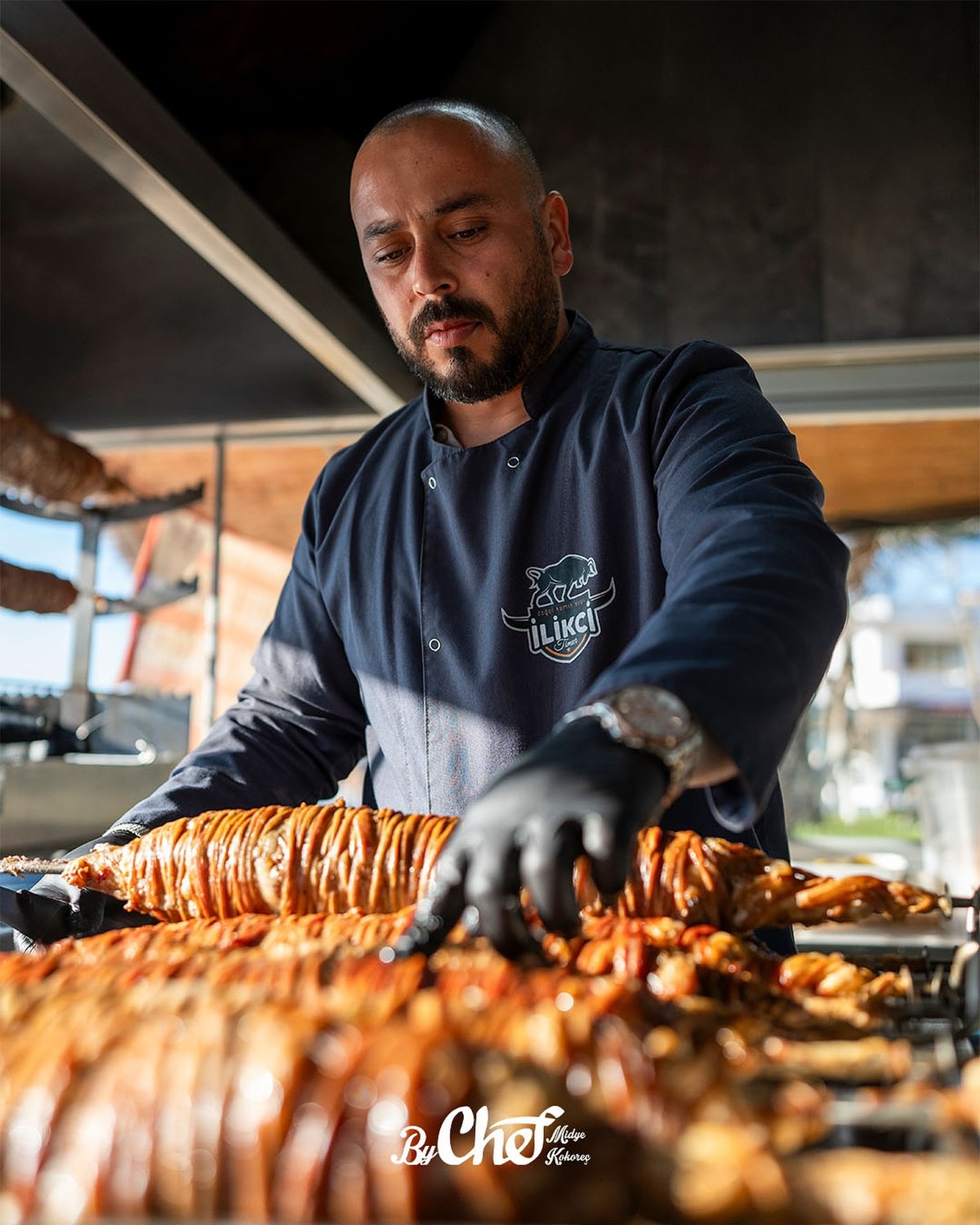 Timur Evkuran — ByChef kurucusu, tezgâhta kokoreç hazırlarken