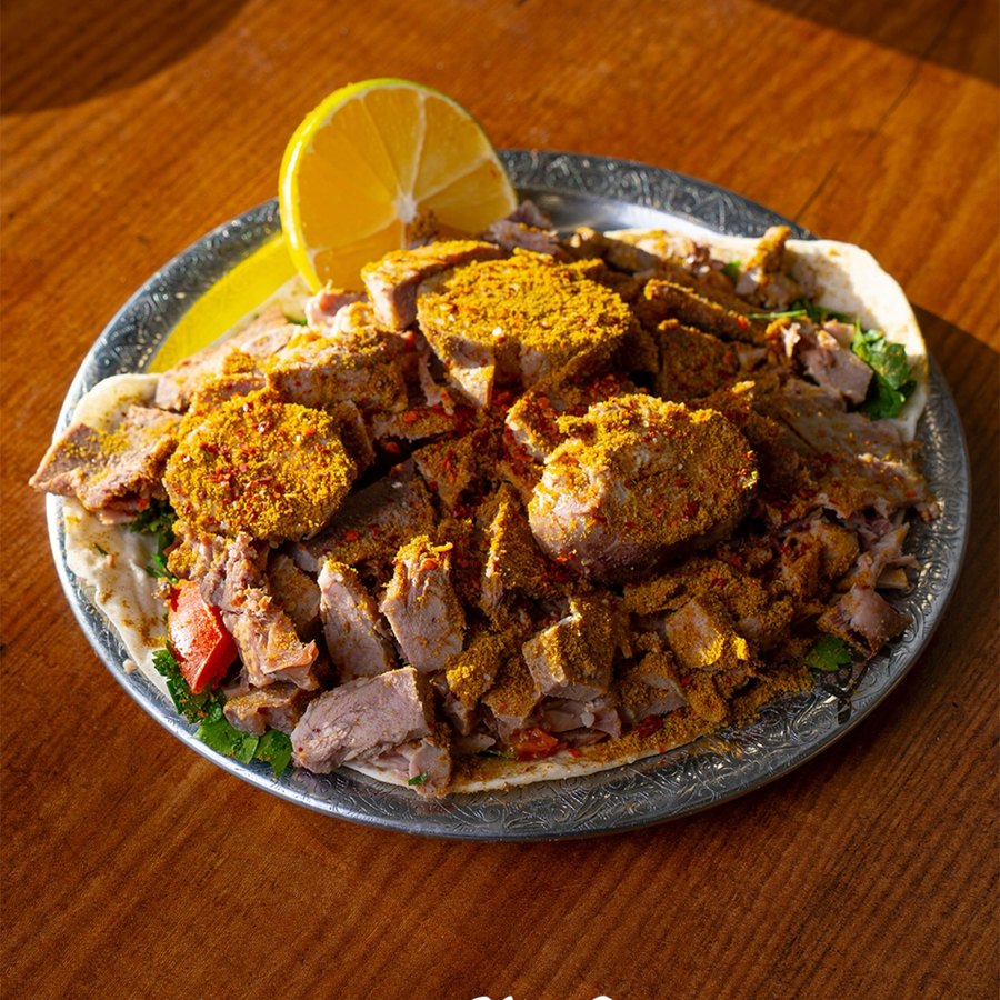 Baharatlanmış söğüş tabağı, limon ve lavaşla